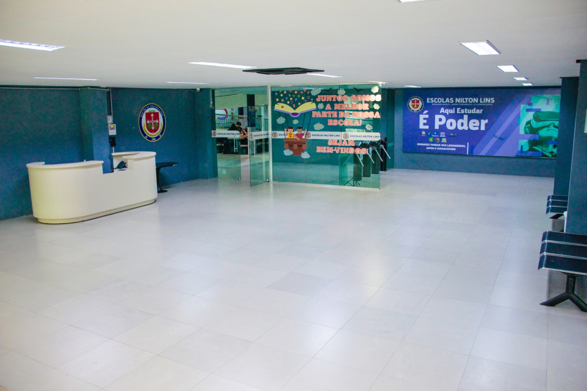 Recepção da Escola Nilton Lins unidade Parque das Laranjeiras